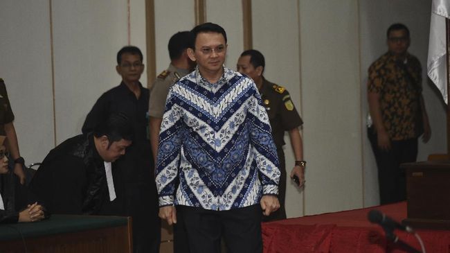 Ahok Ajukan Banding Atas Vonis 2 Tahun Ahok akan menempuh langkah hukum lanjutan setelah divonis dua tahun penjara oleh hakim dalam sidang kasus penodaan agama.