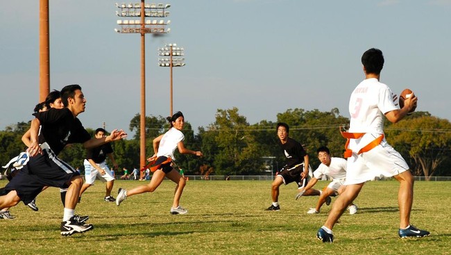 Ada variasi terbaru dalam olahraga football yang disebut Flag Football. Bagaimana cara olahraga ini dimainkan? Cocokkah dimainkan di Indonesia?