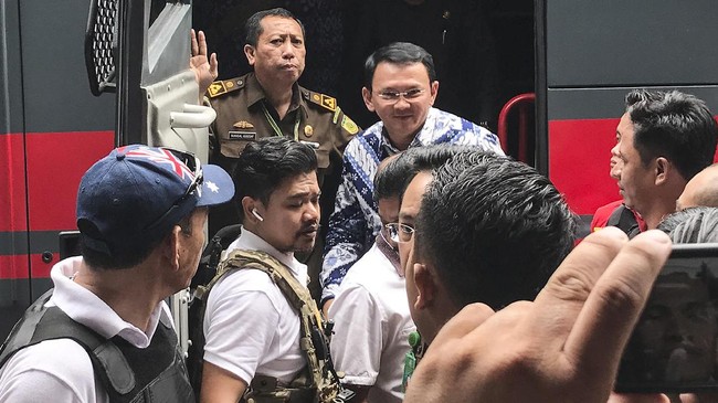 Front Pembela Islam yang selama ini menggelar aksi menentang Ahok menghormati putusan hakim yang memvonis dua tahun penjara untuk Ahok.