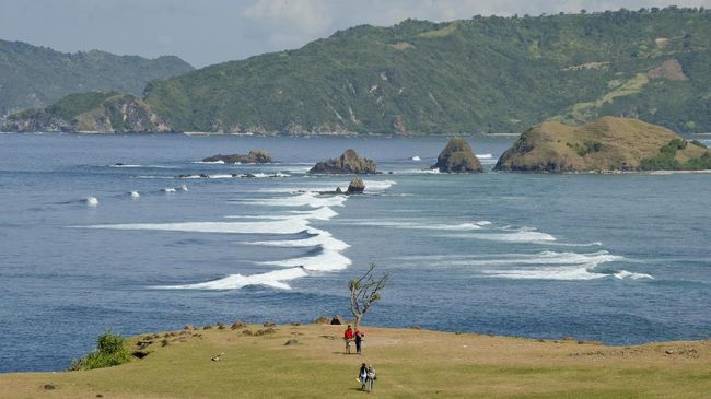 Mandalika berjarak sekitar satu jam perjalanan dari Bandara Internasional Lombok atau setengah jam perjalanan dari pusat kota Lombok. 