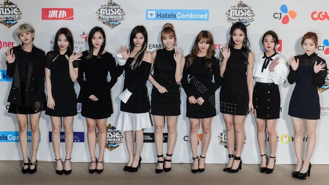 Twice menjadi girlband asal Korea yang videonya ditonton paling banyak di YouTube. Mereka mengalahkan rekor yang sebelumnya dicetak oleh Girls' Generation.