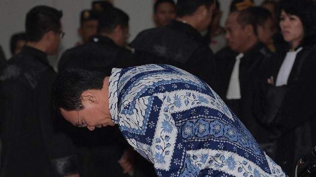 Ketum PPP Romarhumuziy menyebut label penista agama masih melekat pada sosok Ahok. Karena hal itu TKN melokalisir Ahok agar tidak menjadi persoalan bagi Jokowi.
