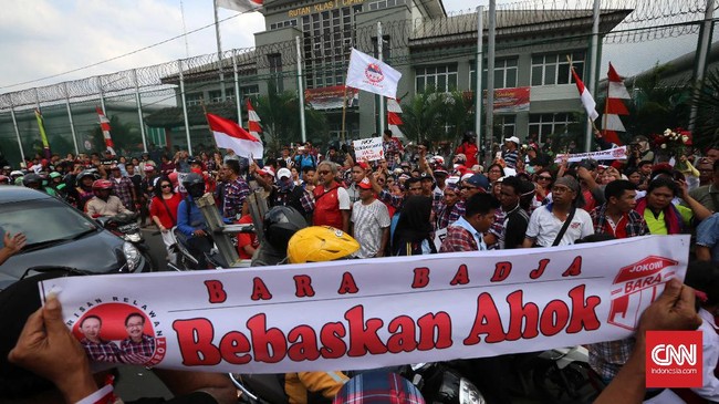 Massa aksi berusaha mendorong gerbang utama Rutan Cipinang, menuntut pembebasan Ahok yang ditahan dua tahun penjara.