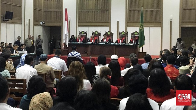 Massa memenuhi ruang sidang kasus Ahok di Kementerian Pertanian. Massa yang akan masuk diperiksa ketat dan dilarang membawa HP serta tas.