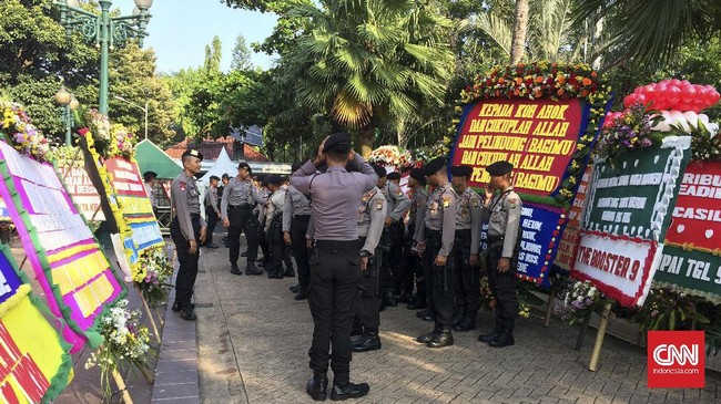 Puluhan petugas Polri dan TNI berjaga-jaga di Balai Kota. Kendaraan taktis juga dikerahkan petugas untuk menjaga kantor Pusat Pemerintahan DKI Jakarta itu.