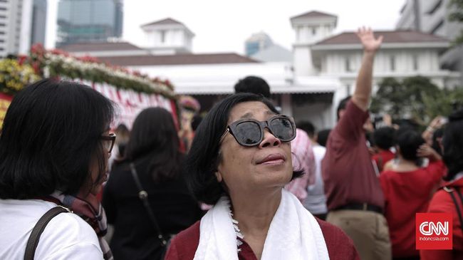 Warga yang datang ke Balai Kota Jakarta bukan hanya memberikan dukungan kepada Ahok usai menerima hukuman, namun juga berharap kedamaian bagi Indonesia.