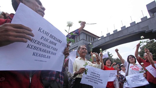 Terdakwa Ahok menyatakan dirinya baik baik saja selama dalam masa penahanan dan meminta pendukungnya untuk membubarkan diri.