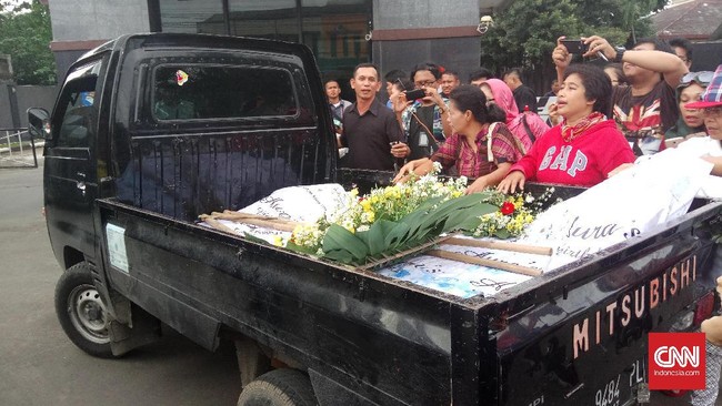 Salah seorang anggota Brimob menyatakan karangan bunga yang dikirimkan ke Mako Brimob sebaiknya dikirimkan kembali ke Balai Kota.