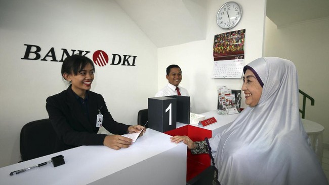 Gubernur DKI Jakarta Anies Baswedan merombak jajaran pejabat Bank DKI setelah mereka mencapai sejumlah prestasi dalam penyaluran kredit.