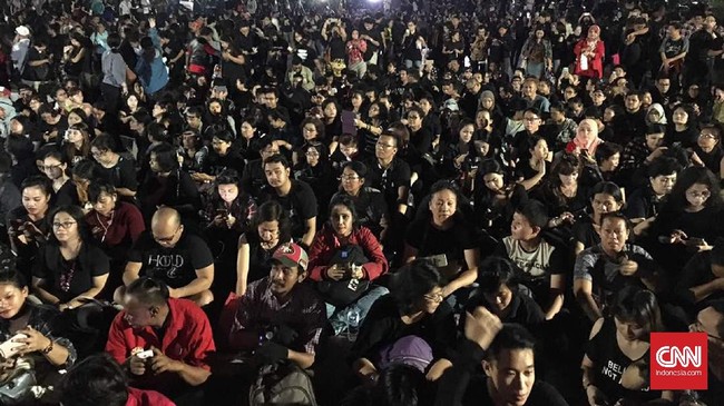 Ribuan pendukung Ahok memadati Tugu Proklamasi dan kompak mengenakan pakaian berwarna hitam dan mengenakan pita hitam di lengan masing-masing.