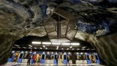 Terpesona Karya Seni di Stasiun Kereta Bawah Tanah Stockholm Selama lebih dari 50 tahun, puluhan stasiun kereta bawah tanah di kota Stockholm, Swedia, menjelma menjadi pameran karya seni ratusan seniman.