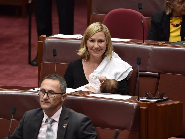 Senator Australia Larissa Waters Meeting parlemen ataupun presentasi di depan umum bukan halangan seorang ibu untuk menyusui anaknya.