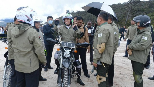 Dengan mengendarai motor, Jokowi ingin melihat langsung kesulitan yang dialami selama membangun jalan yang kini mencapai tujuh kilometer.