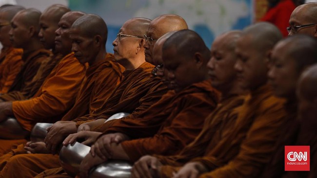 Ribuan umat Buddha memadati Wihara Ekayana Arama untuk merayakan Hari Raya Waisak bersama. Mereka ingin merayakan hari besarnya itu dengan berbuat kebajikan.