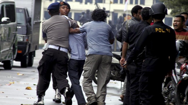 Murdini dan Ardi, penyusup yang diamankan di Markas Korps Brimob Kelapa Dua, Depok, Jawa Barat mengaku hendak mencuri tas di tengah kerumunan pendukung Ahok.