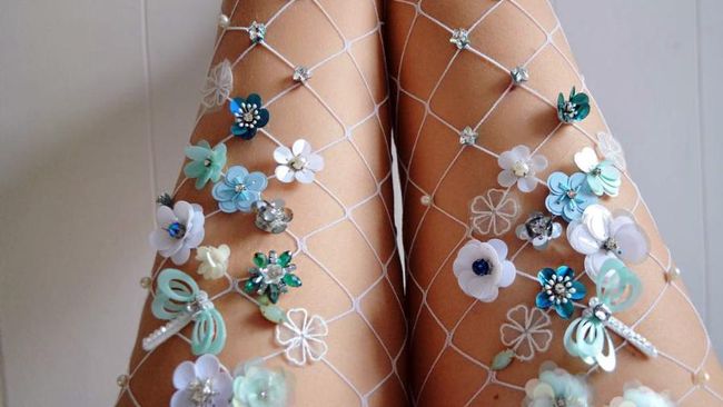 Tidak hanya sekadar berjaring tapi juga dihiasi berbagai macam hiasan atau embellishment yang membuatnya tampak lebih modis.