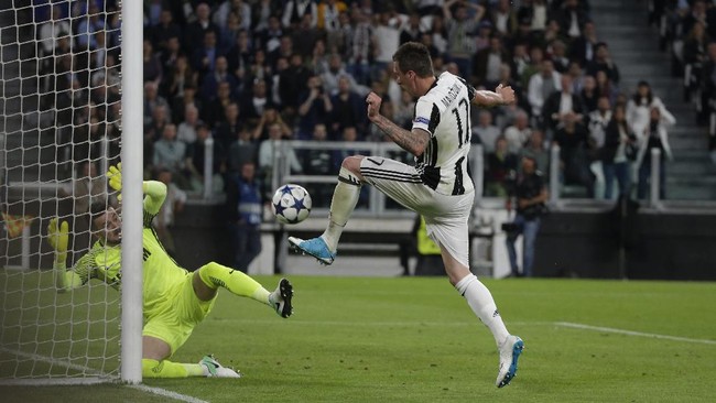 Juventus berhasil unggul 2-0 atas AS Monaco di babak pertama lewat gol Mario Mandzukic dan Dani Alves.