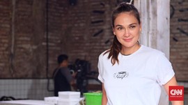 Demi 'Suzzanna', Luna Maya Makan Bunga Melati Basi