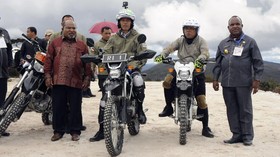 Naik Motor Trail, Jokowi Jajal Jalan Trans Papua