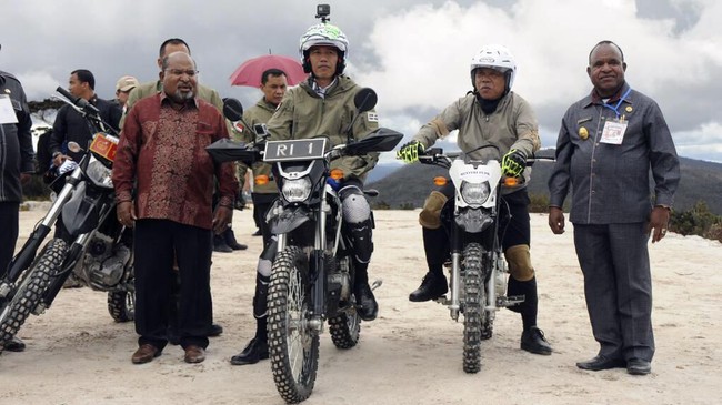 Menurut Jokowi, pembangunan pembangkit listrik di Papua terkendala medan yang berat. Namun demikian, listrik harus tetap mengalir di Papua.