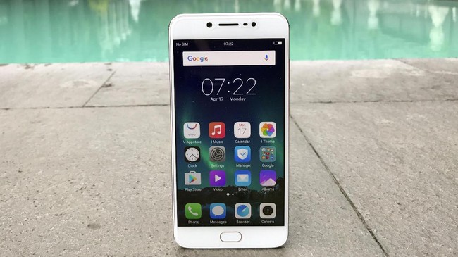 Dengan tambahan S dibelakang nama Vivo V5s, Vivo memberikan beberapa perubahan minor dari pendahulu Vivo V5.