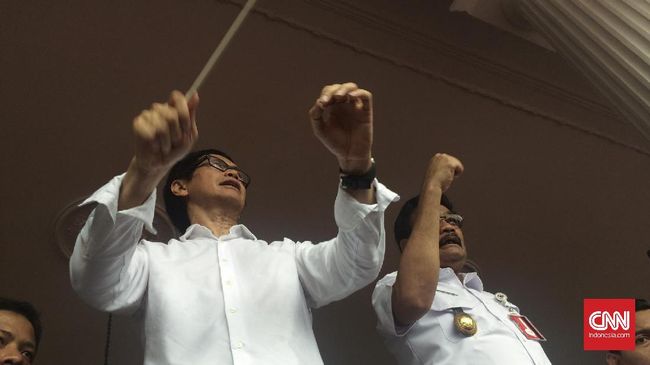 Acara menyanyikan lagu nasional dari para pendukung Ahok di Balai Kota Jakarta berlangsung haru. Banyak warga yang menitiskan air mata.