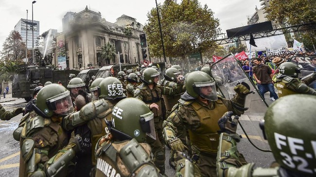 Kerusuhan yang terjadi di Ibu Kota Santiago, Chile, sudah menelan 11 korban jiwa. Sebagian besar dari mereka meninggal saat menjarah toko.
