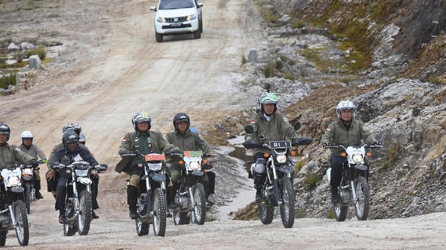 Jokowi, Papua dan Motor Trail