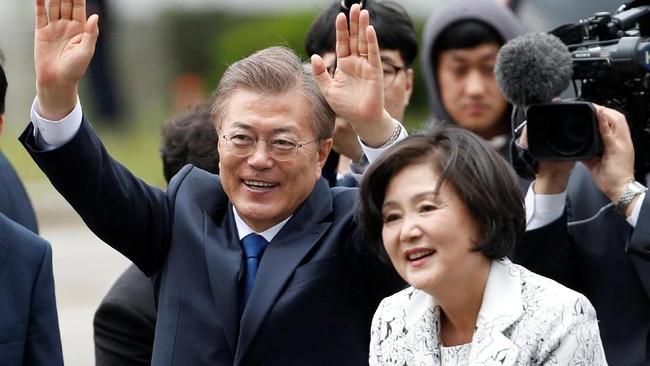Presiden Moon Jae-in berkunjung ke Indonesia, hari ini, Kamis (9/11) dan akan diterima Presiden Joko Widodo di Istana Bogor.