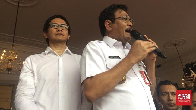 Paduan suara warga di Balai Kota dipimpin oleh komposer Addie MS. Tiga lalu nasional dinyanyikan yakni Indonesia Raya, Rayuan Pulau Kelapa, dan Pancasila.