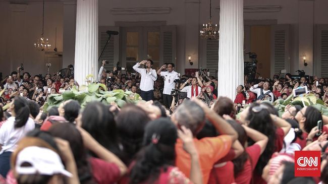 Meski memiliki pendukung pesohor negeri yang cukup banyak, namun acara menyanyi lagu di Balai Kota justru sepi dari wajah selebriti pendukung Ahok.