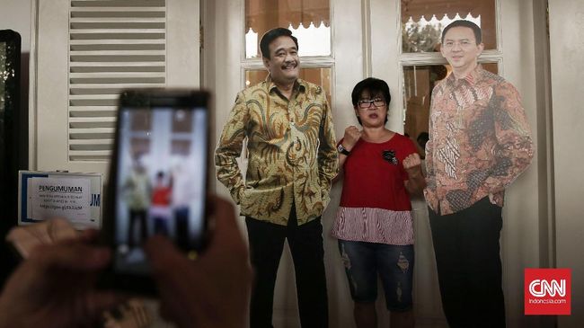 Lain dengan Ahok, Djarot Tak Akan Layani Sendiri Aduan Warga Djarot lebih memilih memperbanyak pos-pos aduan sesuai dengan kategori aduan. Petugas yang berjaga juga tidak akan berganti-ganti untuk mempermudah pelacakan.