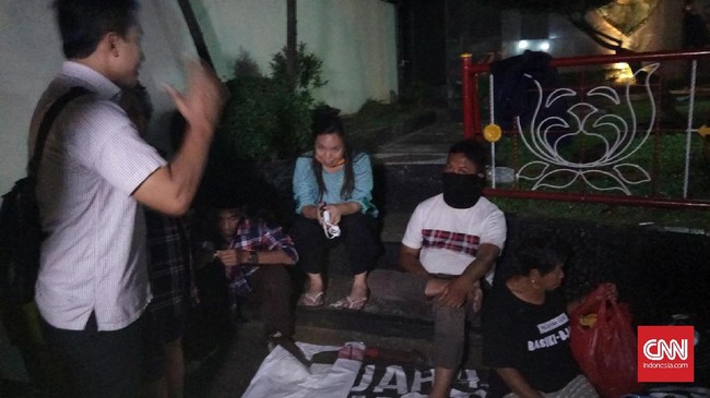 Petugas memasang kawat berduri di depan pintu masuk Mako Brimob untuk melarang warga berkumpul sebagai dukungannya kepada Ahok.