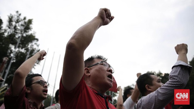 Mengenakan pakaian serba hitam, mengacungkan bunga mawar, mereka lalu menempelkan fotokopi KTP sebagai bentuk dukungan 'bebaskan Ahok'.