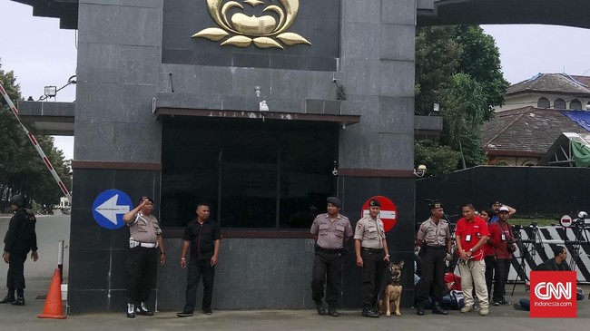 Kericuhan sempat terjadi di Rutan Cipinang sebelum Ahok dipindahkan ke Mako Brimob. Rencananya, massa pro Ahok akan menggelar aksi dukungan.