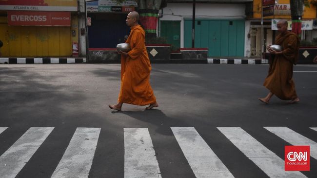 Para penyedia jasa wisata Waisak yang membawa rombongan menuju Candi Borobudur diminta memperhatikan penutupan jalan demi kekhusyukan ibadah umat Buddha.
