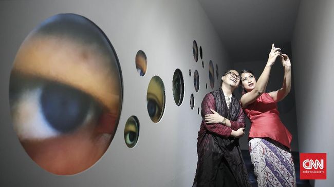 Seniman Tintin Wulia mewakili Indonesia dalam pameran seni rupa internasional Venice Art Biennale ke-57 di Italia. Ia mengusung proyek 1001 Martian Homes.