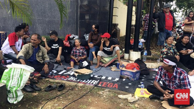 Simpatisan gubernur nonaktif DKI Jakarta Basuki Tjahaja Purnama alias Ahok rela menginap di kawasan sekitar Mako Brimob beralaskan tikar di sebuah trotoar.