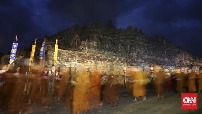 Sejumlah umat Buddha bersama Biksu melakukan Pradaksina berjalan mengelilingi Candi Borobudur rangkaian dari perayaan Tri Suci Waisak di Komplek Taman Wisata Candi Borobudur (TWCB), Magelang, Jawa Tengah, Kamis, 11 Mei 2017. Pradaksina menjadi penutup rangkaian perayaan Tri Suci Waisak yang mengusung tema Indahnya Kebersamaan dalam Buddha Darma yang diwujudkan dalam Dharmasanti. (CNN Indonesia/Adhi Wicaksono)
