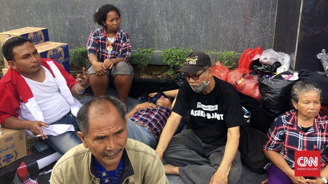 Ahok menyatakan salah satu alasan permintaan pembubaran itu adalah agar ruang tahanannya tidak dipindahkan lagi ke tempat lain, terutama ke luar kota.