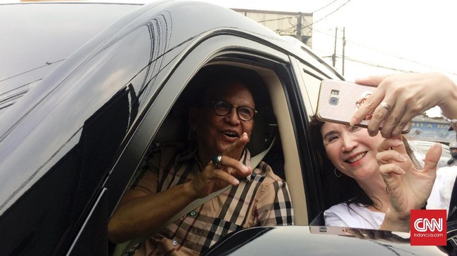 Aktor senior Roy Marten, Sys NS, dan Dwi Yan mendatangi Mako Brimob untuk menemui Ahok, tapi polisi melarangnya. Mereka pulang, setelah sempat berdebat.