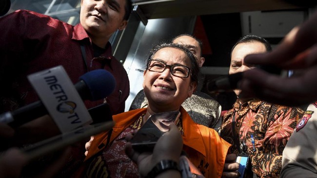 KPK menyatakan pemeriksaan Miryam terkait dengan dugaan aliran dana proyek e-KTP yang diterima oleh sejumlah petinggi partai politik dan pejabat.