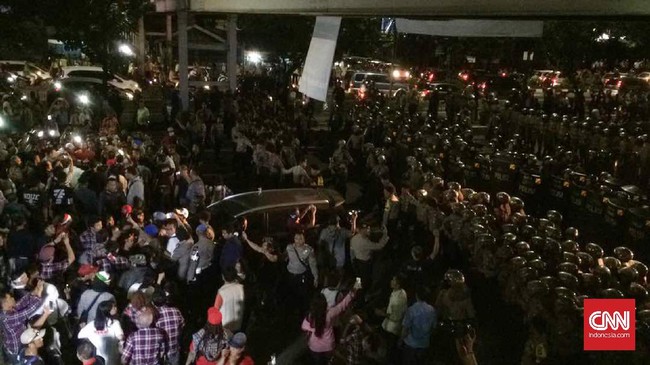 Bentrok pecah setelah massa yang berunjuk rasa di depan gedung Pengadilan Tinggi Negeri Jakarta menolak membubarkan diri.