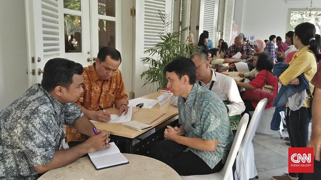 Djarot akan menerapkan sistem pelayanan aduan warga Jakarta seperti yang praktik dokter spesialis di rumah sakit. Akan ada PNS khusus yang menangani.