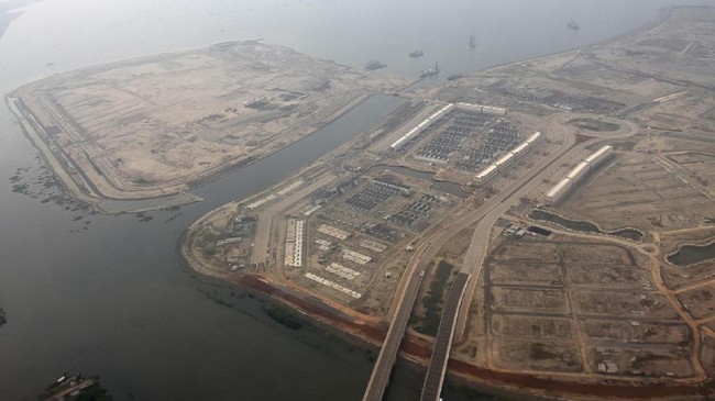 Proyek reklamasi Teluk Pantai Utara Jakarta punya banyak masalah sejak lama, dari permasalahan hukum sampai lingkungan, yang hingga kini belum tuntas.