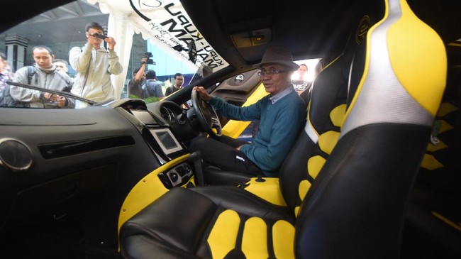 Luhut menyebut saat ini BPPT telah menyiapkan prototipe pembuatan mobil listrik. Dia pun berharap kajian mobil listrik ini akan segera bisa dilakukan.