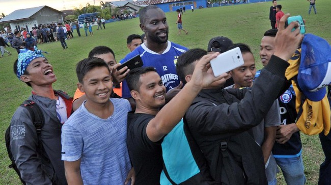 Meskipun statusnya sedang diwarnai rumor bakal didepak dari Persib, Carlton Cole tetap mencoba memotivasi rekan-rekan satu timnya untuk bangkit.