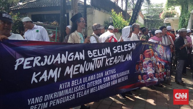 Menurut Ketua Presidium Alumni Aksi Bela Islam 212, Ansufri Sambo, rencana pemerintah membubarkan HTI adalah bentuk pelanggaran terhadap HAM.