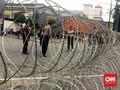Massa Aksi 212 Ramai, Kawat Berduri Tutupi Akses ke Istana