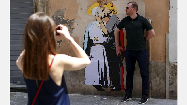'Ciuman' Mesra Paus Fransiskus dan Donald Trump Gegerkan Roma